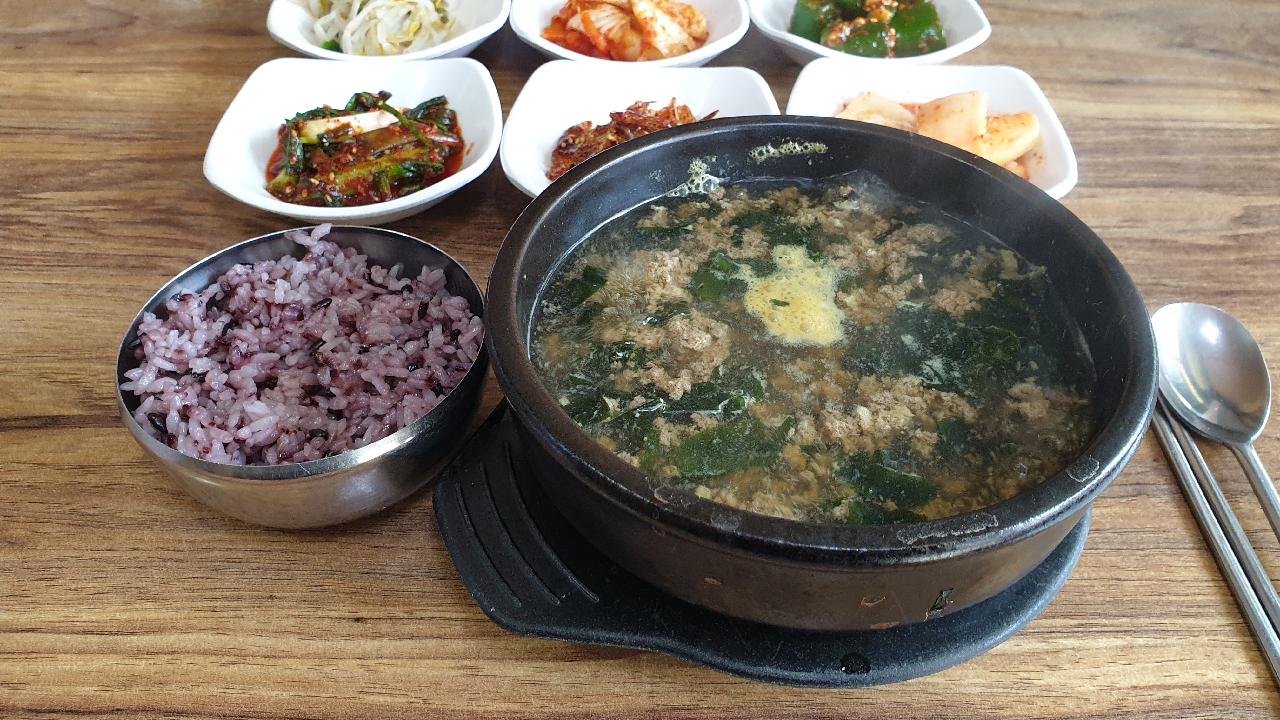 12시 반이면 재료가 소진되는 제주도 서귀포 숨은 맛집 맨도롱 해장국