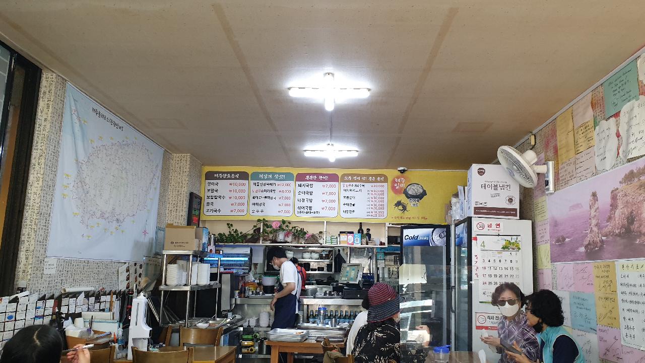 12시 반이면 재료가 소진되는 제주도 서귀포 숨은 맛집 맨도롱 해장국