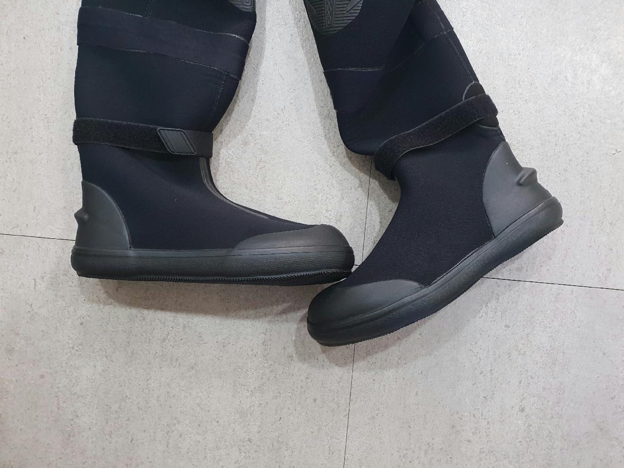 아기다리고기다리던 마레스 3미리 드라이슈트 도착!!