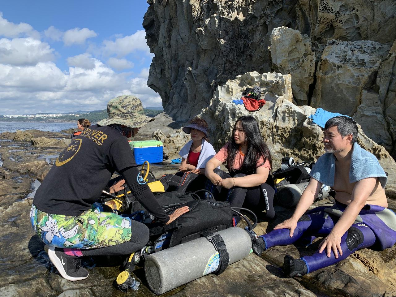 2 open water course students, 3 discovery divers and 2 fun divers 