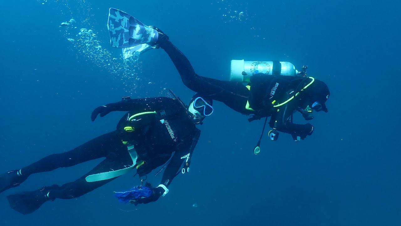 practicing 24 skills demo for Padi Master course at Seop island 