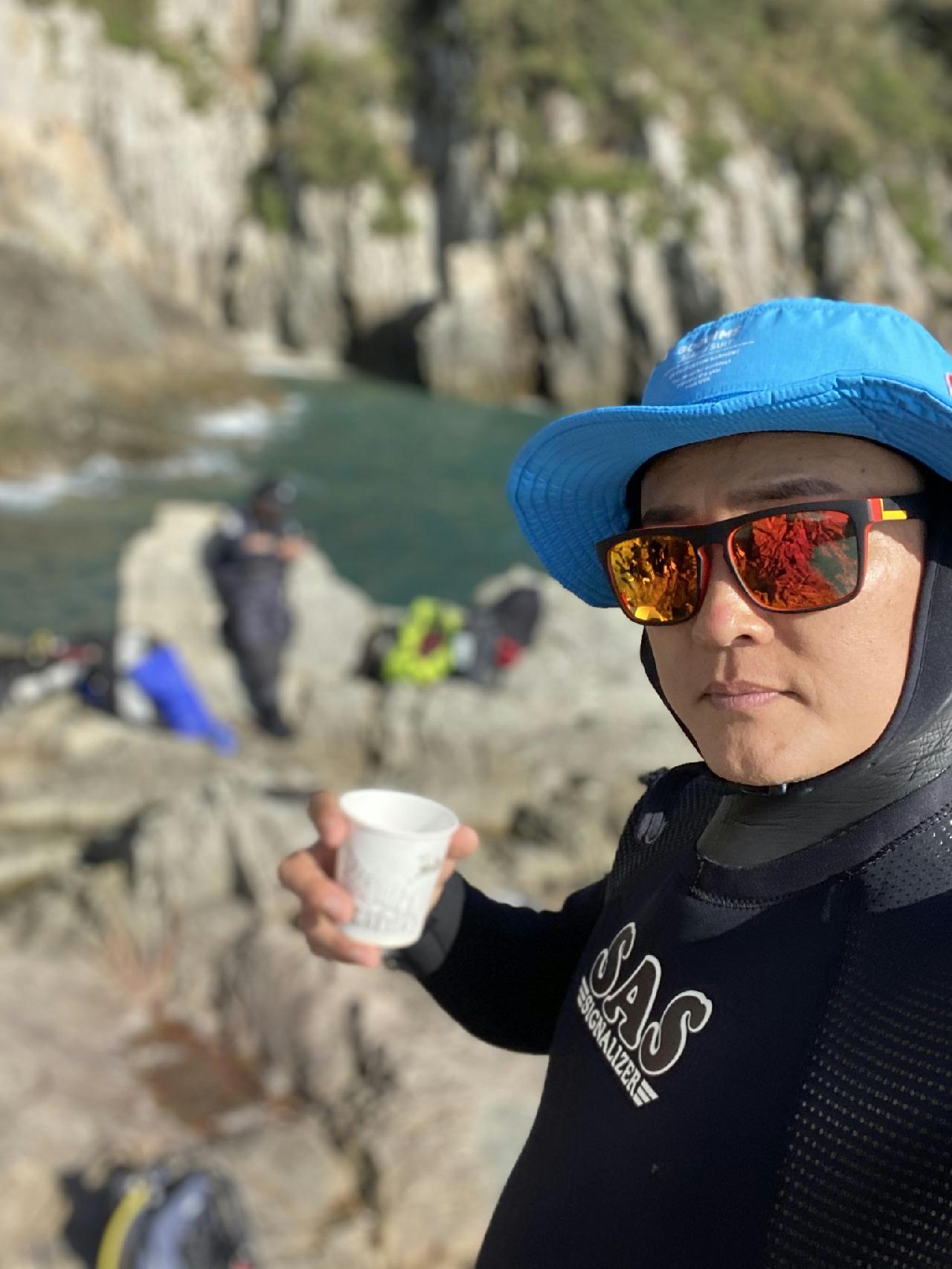 썰물이라 비치로 올라 올따 파도가 너무 높아서 힘들었다.