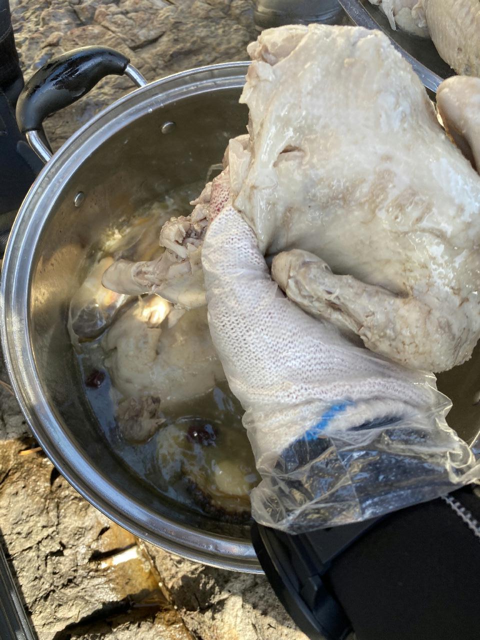 썰물이라 비치로 올라 올따 파도가 너무 높아서 힘들었다.
