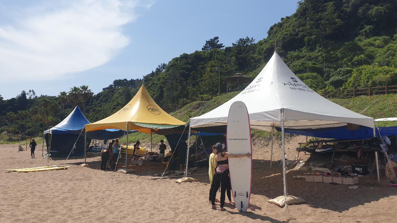 제주도 중문 해수욕장은 서퍼들의 열기로 벌써부터 후끈후끈