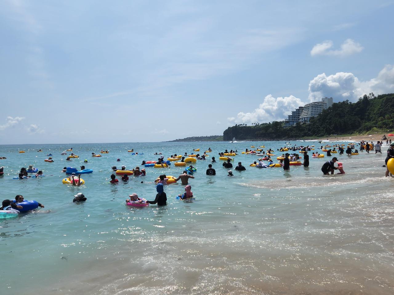 서핑하러 왔는데 휴가철이라 중문해수욕장은 아주 붐비네요.