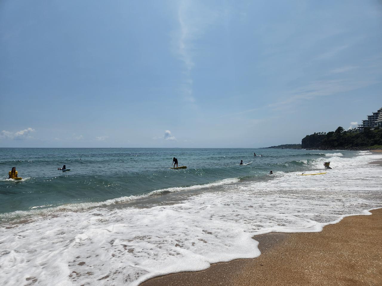 서핑하러 왔는데 휴가철이라 중문해수욕장은 아주 붐비네요.