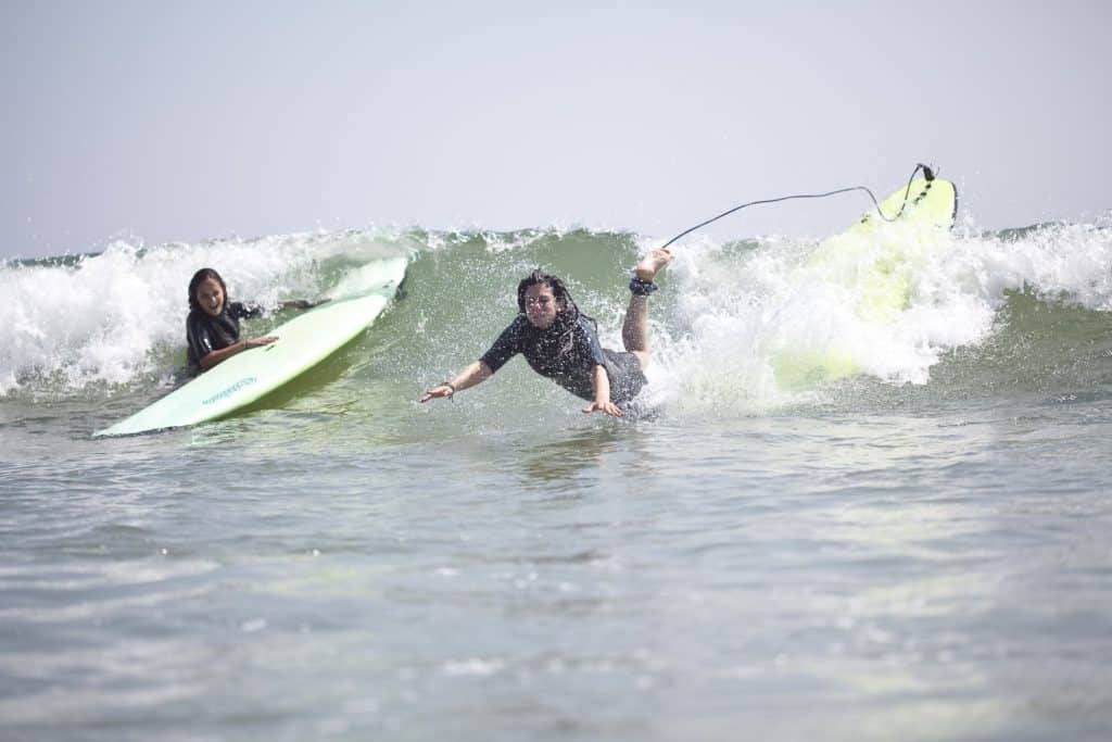 서핑에서 노즈다이빙과 노즈라이딩의 차이점을 아시나요?