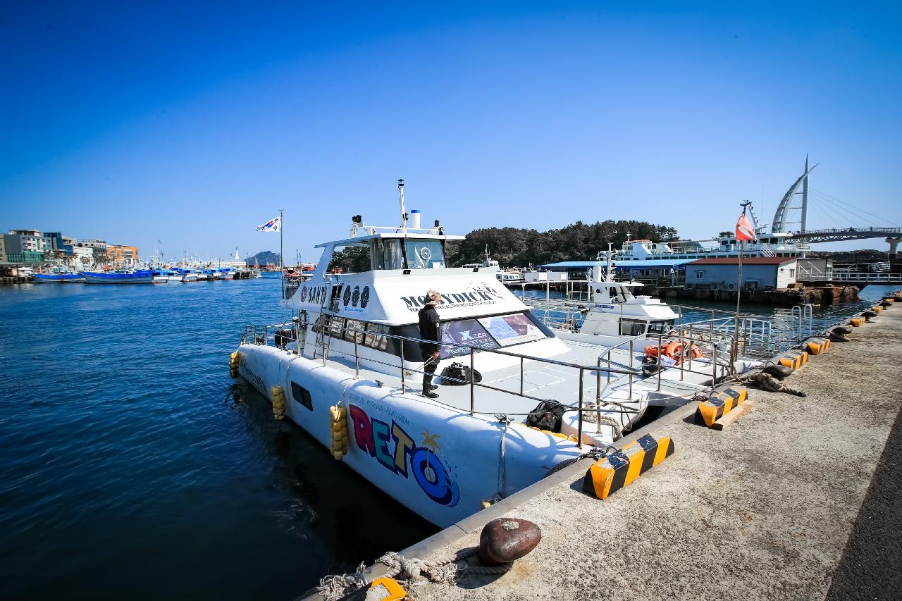 Premium Yacht Diving on the Sea