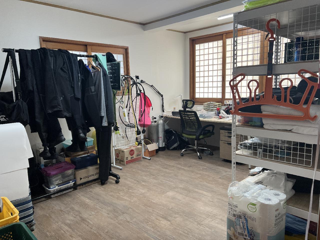 개발도 해야하고, 사업계획서도 써야하고, 다이빙 시즌 준비도 해야하고,  이러다보니 새로운 센터 꾸미기가 영 더디네요. 휴~