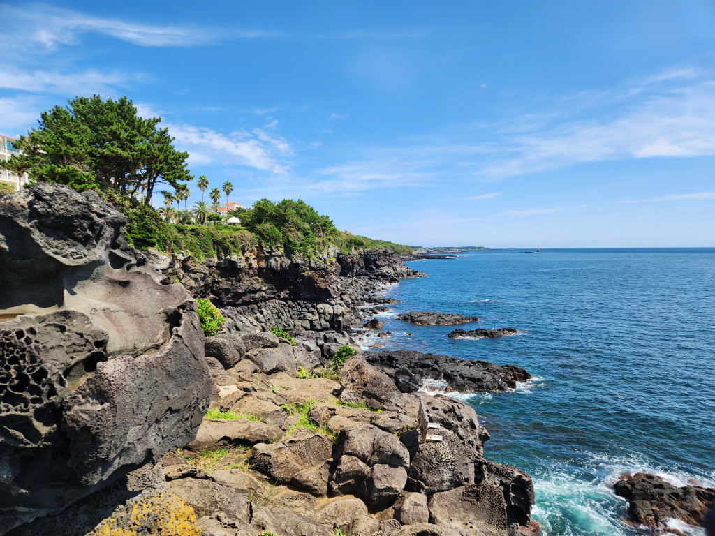 済州島の海岸絶景、静かに歩ける海辺の道 – 南原クンオン海岸景勝地