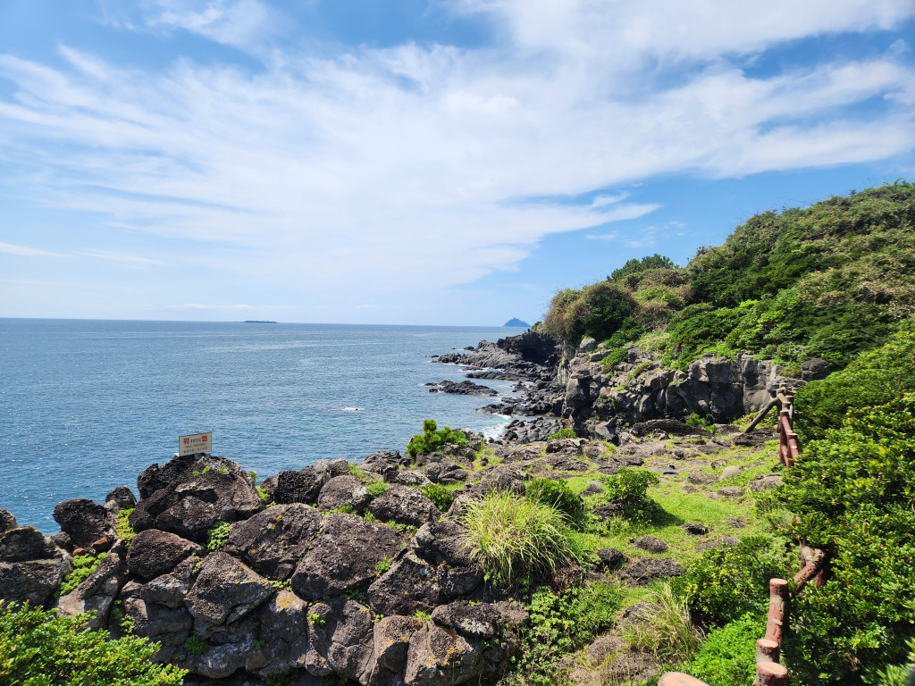 済州島の海岸絶景、静かに歩ける海辺の道 – 南原クンオン海岸景勝地