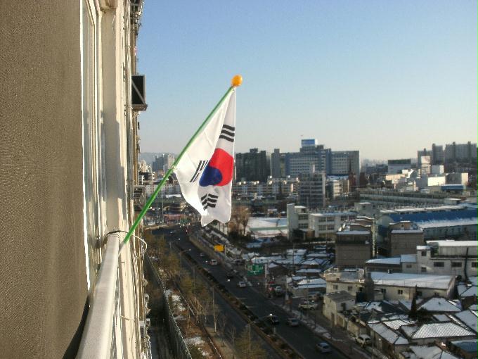 구리시에서 태극기를 무료로 나눠줬다... 왜????