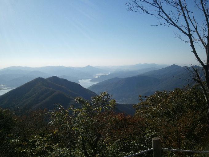 예봉산에서 본 가을풍경...바다시야도 이정도 나와주