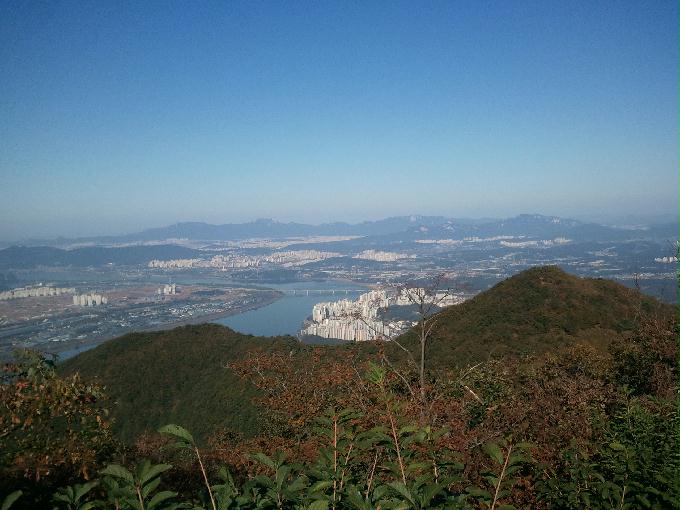 예봉산에서 본 가을풍경...바다시야도 이정도 나와주