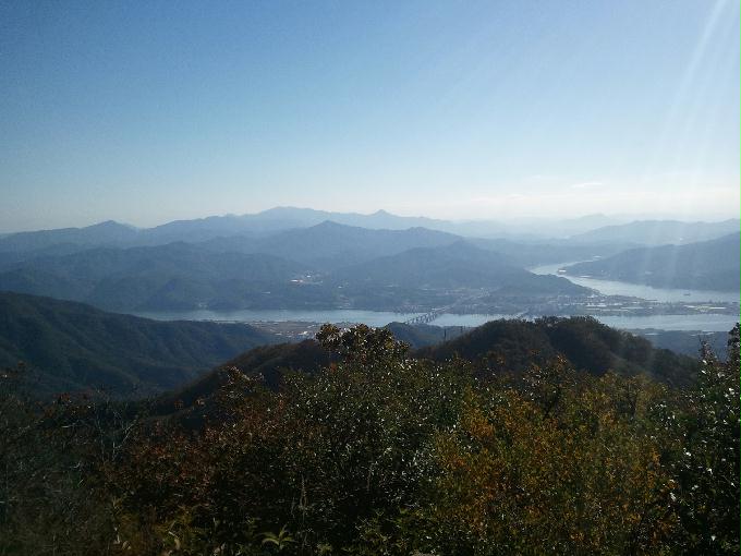 예봉산에서 본 가을풍경...바다시야도 이정도 나와주